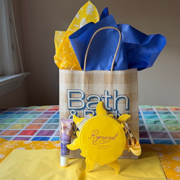🌻👸🌻 BATH AND BODY WORKS RAPUNZEL SUN COIN PURSE & LIP GLOSS 🌻👸🌻 NWT 🌻👸🌻 - Picture 5 of 16